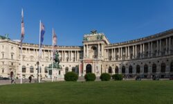 Pymouss (https://commons.wikimedia.org/wiki/File:Wien_-_Neue_Burg_Nationalbibliothek_20180511-01.jpg), „Wien - Neue Burg Nationalbibliothek 20180511-01“, https://creativecommons.org/licenses/by-sa/4.0/legalcode