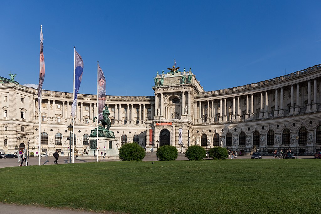 Pymouss (https://commons.wikimedia.org/wiki/File:Wien_-_Neue_Burg_Nationalbibliothek_20180511-01.jpg), „Wien - Neue Burg Nationalbibliothek 20180511-01“, https://creativecommons.org/licenses/by-sa/4.0/legalcode