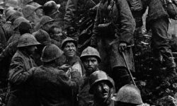 Österreich-ungarische Soldaten mit italienischen Kriegsgefangenen, Schlacht bei Caporetto, Oktober 1917