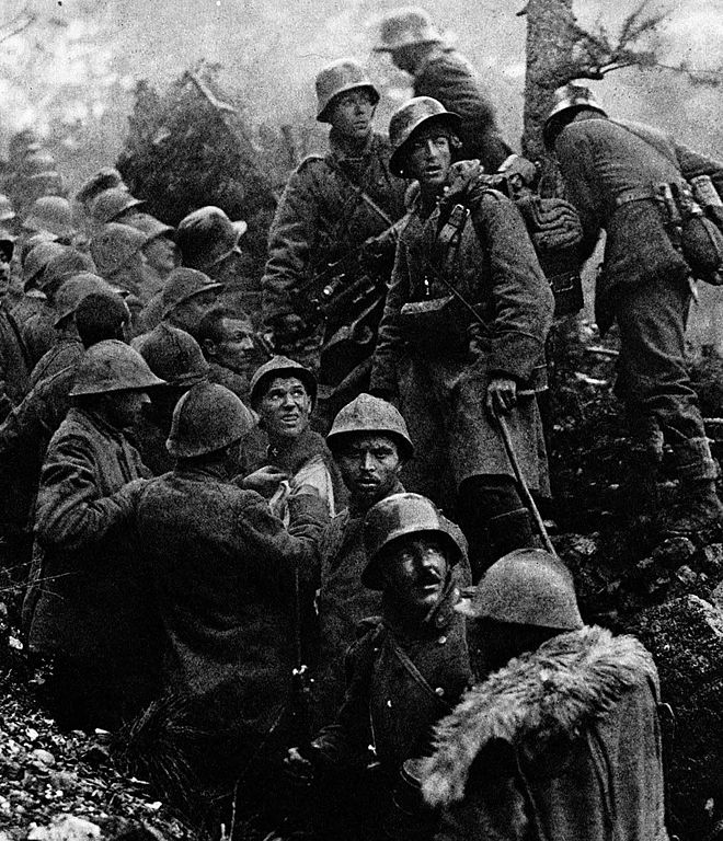 Österreich-ungarische Soldaten mit italienischen Kriegsgefangenen, Schlacht bei Caporetto, Oktober 1917