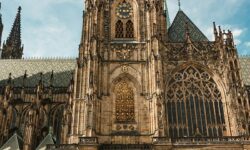 Der Veitsdom auf der Prager Burg ist die Kathedrale des Erzbistums Prag