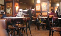 Café Hawelka Wien - KF at English Wikipedia, Public domain, via Wikimedia Commons