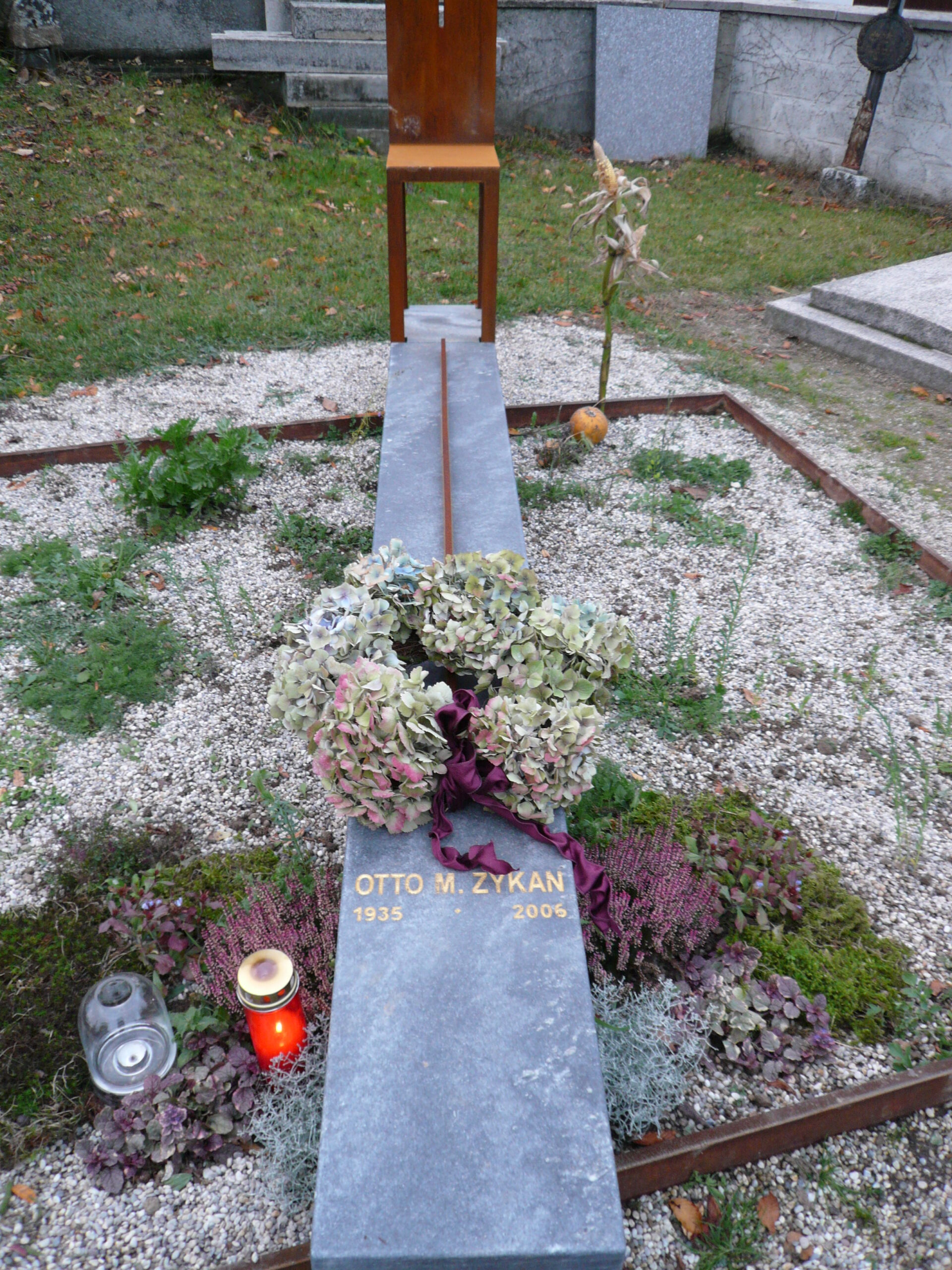Friedhof Reinprechtspölla, Niederösterreich, Grab Otto M. Zykan