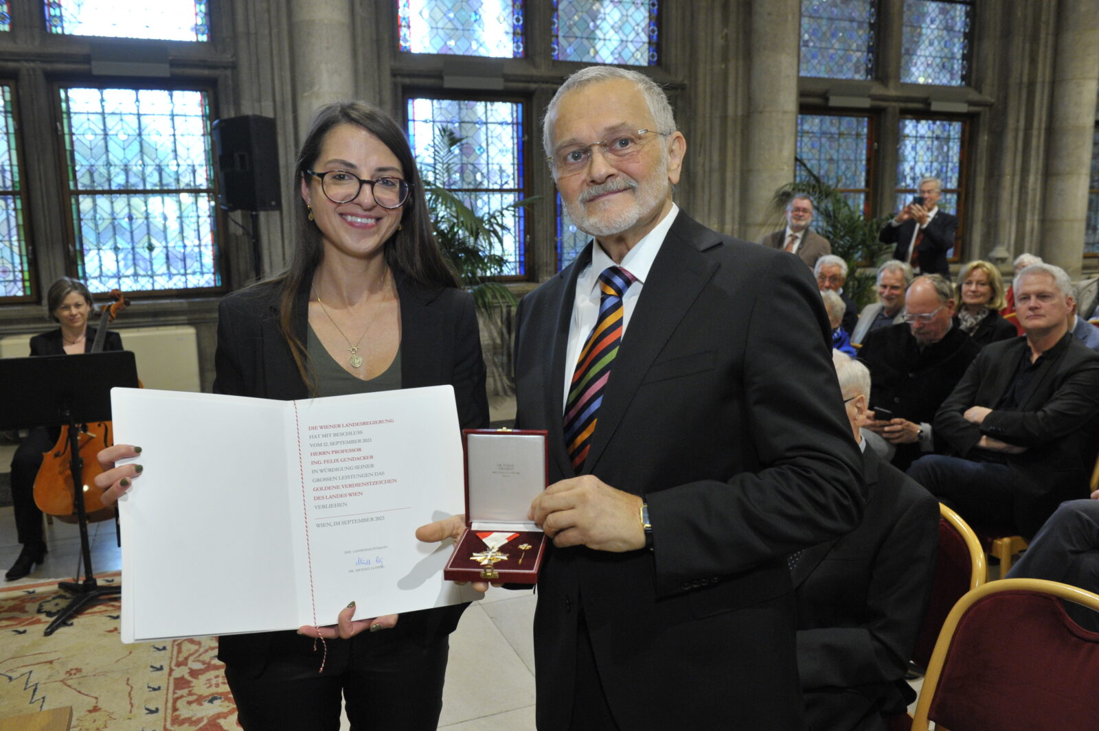 Ehrenzeichen Übergabe durch Dr.in Ewa Samel an Prof. F. Gundacker